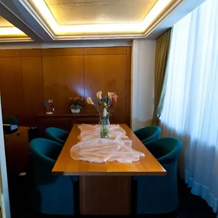 Отель Oasis 4*